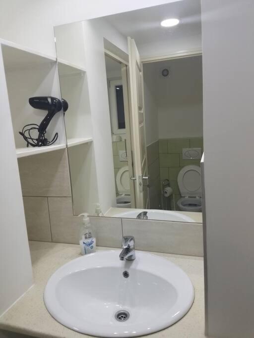 Big Cozy - Skyfall Apartment 3 Bdrm 6 Beds 1&Half Baths Будапеща Екстериор снимка